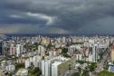 Chuva volumosa até terça e vento na quarta: tempo segue instável no Paraná