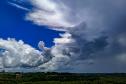 Após raios no céu, chuva diminui e temperaturas seguem na gangorra no Paraná 