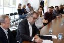 Governadora Cida Borghetti assina o decreto que regulamenta a lei estadual 18.295, de 2014. A medida dispõe sobre formas, prazos e procedimentos para a regularização ambiental de propriedades rurais, e atende dispositivos da lei federal 12.651, que estabeleceu o Novo Código Florestal brasileiro.  -   Curitiba, 29/10/2018   -  Foto: Jonas Oliveira/Governadoria