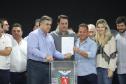 O governador Carlos Massa Ratinho Junior afirmou nesta sexta-feira (12), em encontro com prefeitos de cidades da região Norte, realizado na ExpoLondrina, que o programa de transferência da sede administrativa para cidades do interior fortalece a presença do governo junto à população e agiliza o encaminhamento das demandas regionais.  -  Londrina, 12/04/2019  -  Foto: Rodrigo Félix Leal/ANPr