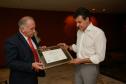 O secretário estadual do Meio Ambiente e Recursos Hídricos, Luiz Eduardo Cheida, entrega ao governador Beto Richa, o certificado de filiação do Paraná no Conselho Mundial da Água.uritiba, 21/10/2013.Foto: Antonio Costa/ANPr