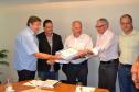 Presidente do SINDIREPA, Wilson Bill, entrega plano de resíduos Sólidos ao secretário estadual do Meio Ambiente, Luiz Educardo Cheida. 