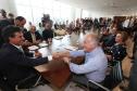 Governador Beto Richa assina decreto que regulamenta a criação da Rede Estadual de Direitos Animais (REDA), ao lado do secretário do Meio Ambiente e Recursos Hídricos, Luiz Eduardo Cheida. Curitiba, 01/04/2014. Foto: Orlando Kissner/ANPr