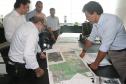 o governador beto richa com ratinho junior secretario desenvolvimento urbano omar akel da comec e deonilson roldo . durante apresentacao de projetos.