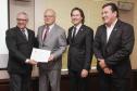 O secretário estadual do Meio Ambiente, Ricardo Soavinski, com o presidente da Fiep, Edson Luiz Compagnolo e o presidente do IAP, Tarcísio Mossato, entregam o Selo Clima Paraná, de reconhecimento às empresas que formularem e publicarem inventários de suas emissões de gases de efeito estufa. Curitiba, 06/11/2015. Foto: Pedro Ribas/ANPr