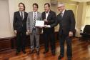 O secretário estadual do Meio Ambiente, Ricardo Soavinski, com o presidente da Fiep, Edson Luiz Compagnolo e o presidente do IAP, Tarcísio Mossato, entregam o Selo Clima Paraná, de reconhecimento às empresas que formularem e publicarem inventários de suas emissões de gases de efeito estufa. Curitiba, 06/11/2015. Foto: Pedro Ribas/ANPr