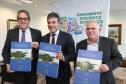Governador Beto Richa assina o decreto de Zoneamento Ecológico e Econômico do Lital (ZEE Litaral). Presentes o secretário do Meio Ambiente e Recursos Hídricos, Antônio Carlos Bonetti e o diretor presidente do Instituto de Terras, Cartografia e Geociência (ITCG), Amilcar Cabral, e demais autoridades.Curitiba, 05/09/2016.Foto: Orlando Kissner/ANPr