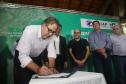 O governador Beto Richa assinou nesta segunda-feira, 5 de Junho, Dia Mundial do Ambiente, dois decretos que ampliam em 4,65 mil hectares a área de proteção ambiental da Mata Atlântica em Paranaguá, no Litoral do Estado. Um decreto criou o Parque Estadual do Palmito e o outro aumentou a área da Estação Ecológica Guaraguaçu. As unidades são integradas, formam um corredor ambiental e são, ambas gerenciadas pelo Instituto Ambiental do Paraná (IAP). Paranaguá, 05/06/2017.Foto: Jaelson Lucas/ANPr