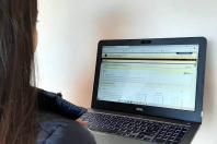 Tatiane Martins Soares Ribeiro, coordenadora de conservação e limpeza pública do município de Colombo, preenchendo os dados no cadastro. - Foto: SEDEST/IAT