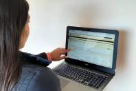 Tatiane Martins Soares Ribeiro, coordenadora de conservação e limpeza pública do município de Colombo, preenchendo os dados no cadastro. - Foto: SEDEST/IAT