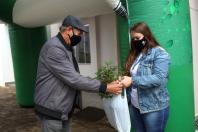 Mais de 800 kg de arroz e feijão foram arrecadados nesta quinta-feira (24), em troca de mudas de jabuticaba no sistema drive-thru no município de Pitanga, na região Central do Estado. A ação foi planejada pelo Escritório Regional do Instituto Água e Terra (IAT) e contou com apoio da prefeitura municipal. - Foto: IAT