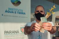 Famílias carentes de Guarapuava receberam, nesta quinta-feira (15), a doação de cobertores, calçados e peças de roupas arrecadados na ação solidária realizada pelo Escritório Regional do Instituto Água e Terra (IAT), que distribuiu 1.500 mudas de árvores frutíferas nativas em troca das doações. - curitiba, 15/07/2021 - Foto: SEDEST/IAT