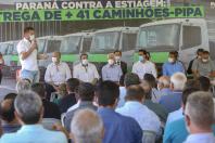 O governador Carlos Massa Ratinho Junior entregou nesta terça-feira (21), em cerimônia na Academia Policial Militar do Guatupê, em São José dos Pinhais, mais 41 caminhões-pipa para 40 diferentes municípios do Estado.