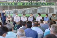 O governador Carlos Massa Ratinho Junior entregou nesta terça-feira (21), em cerimônia na Academia Policial Militar do Guatupê, em São José dos Pinhais, mais 41 caminhões-pipa para 40 diferentes municípios do Estado.