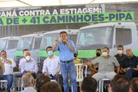 O governador Carlos Massa Ratinho Junior entregou nesta terça-feira (21), em cerimônia na Academia Policial Militar do Guatupê, em São José dos Pinhais, mais 41 caminhões-pipa para 40 diferentes municípios do Estado.