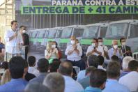 O governador Carlos Massa Ratinho Junior entregou nesta terça-feira (21), em cerimônia na Academia Policial Militar do Guatupê, em São José dos Pinhais, mais 41 caminhões-pipa para 40 diferentes municípios do Estado.