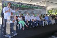 O governador Carlos Massa Ratinho Junior entregou nesta terça-feira (21), em cerimônia na Academia Policial Militar do Guatupê, em São José dos Pinhais, mais 41 caminhões-pipa para 40 diferentes municípios do Estado.