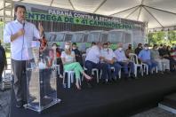 O governador Carlos Massa Ratinho Junior entregou nesta terça-feira (21), em cerimônia na Academia Policial Militar do Guatupê, em São José dos Pinhais, mais 41 caminhões-pipa para 40 diferentes municípios do Estado.