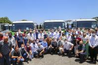 O governador Carlos Massa Ratinho Junior entregou nesta terça-feira (21), em cerimônia na Academia Policial Militar do Guatupê, em São José dos Pinhais, mais 41 caminhões-pipa para 40 diferentes municípios do Estado.