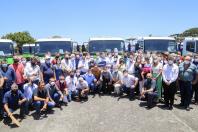 O governador Carlos Massa Ratinho Junior entregou nesta terça-feira (21), em cerimônia na Academia Policial Militar do Guatupê, em São José dos Pinhais, mais 41 caminhões-pipa para 40 diferentes municípios do Estado.