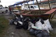 Toneladas de resíduos são retirados de manguezais no Litoral do Paraná 