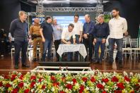 O governador Carlos Massa Ratinho Junior formalizou a entrega nesta sexta-feira (24), em Palotina, no Oeste do Estado, da licença de instalação da Unidade Produtora de Leitões Desmamados da cooperativa C.Vale no município.