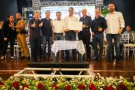 O governador Carlos Massa Ratinho Junior formalizou a entrega nesta sexta-feira (24), em Palotina, no Oeste do Estado, da licença de instalação da Unidade Produtora de Leitões Desmamados da cooperativa C.Vale no município.