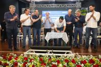 O governador Carlos Massa Ratinho Junior formalizou a entrega nesta sexta-feira (24), em Palotina, no Oeste do Estado, da licença de instalação da Unidade Produtora de Leitões Desmamados da cooperativa C.Vale no município.