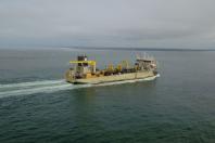 Orla de Matinhos: navio de 166 metros que fará a dragagem de areia já está no Paraná