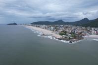 Começam a ser instaladas as peças de concreto que vão preservar a orla de Matinhos