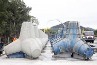 Começam a ser instaladas as peças de concreto que vão preservar a orla de Matinhos