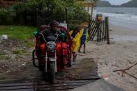 Estado reforça limpeza e coleta de lixo na Ilha do Mel durante a alta temporada