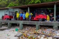 Estado reforça limpeza e coleta de lixo na Ilha do Mel durante a alta temporada