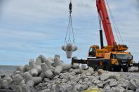Obras nas estruturas marítimas de Matinhos estão avançadas; Pico já recebeu 218 tetrápodes