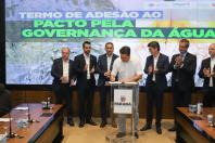 O governador Carlos Massa Ratinho Junior e o ministro da Integração e do Desenvolvimento Regional, Waldez Góes, assinaram nesta segunda-feira (18) a adesão do Paraná ao Pacto pela Governança da Água, que é gerenciado pela Agência Nacional de Águas e Saneamento Básico (ANA).