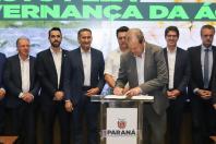 O governador Carlos Massa Ratinho Junior e o ministro da Integração e do Desenvolvimento Regional, Waldez Góes, assinaram nesta segunda-feira (18) a adesão do Paraná ao Pacto pela Governança da Água, que é gerenciado pela Agência Nacional de Águas e Saneamento Básico (ANA).