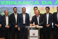 O governador Carlos Massa Ratinho Junior e o ministro da Integração e do Desenvolvimento Regional, Waldez Góes, assinaram nesta segunda-feira (18) a adesão do Paraná ao Pacto pela Governança da Água, que é gerenciado pela Agência Nacional de Águas e Saneamento Básico (ANA).