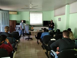 O Instituto Água e Terra (IAT), por meio da Gerência de Outorga de Recursos Hídricos, retomou os treinamentos nos Escritórios Regionais para a descentralização da análise de processos de outorga de uso da água. Capacitação de profissionais do Escritório Regional de Toledo/PR - Foto: SEDEST