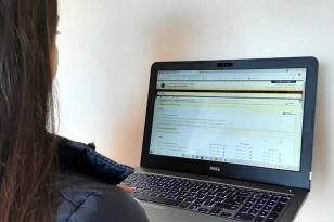 Tatiane Martins Soares Ribeiro, coordenadora de conservação e limpeza pública do município de Colombo, preenchendo os dados no cadastro. - Foto: SEDEST/IAT