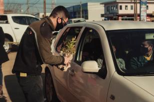 Famílias carentes de Guarapuava receberam, nesta quinta-feira (15), a doação de cobertores, calçados e peças de roupas arrecadados na ação solidária realizada pelo Escritório Regional do Instituto Água e Terra (IAT), que distribuiu 1.500 mudas de árvores frutíferas nativas em troca das doações. - curitiba, 15/07/2021 - Foto: SEDEST/IAT