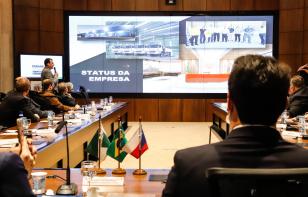 TATRA - A montadora de caminhões TatraBras, que pertence ao grupo CSG Aerospace, da República Tcheca, oficializou nesta quinta-feira (3) investimento de R$ 102 milhões até 2026 em uma planta em Ponta Grossa, na região dos Campos Gerais. O protocolo de adesão da empresa ao programa de benefícios fiscais do Paraná foi assinado pelo governador Carlos Massa Ratinho Junior e pelo presidente da empresa, Rui Lemes, no Palácio Iguaçu.- Curitiba, 03/09/2020 - Foto: Rodrigo Félix Leal