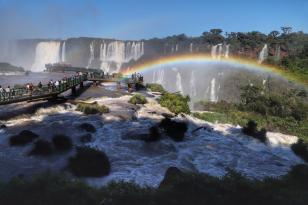 Tem praia, tem trilha, lugar para a família, cultura e aventura. Tem emoção, comida boa, rio e lagoa. Esse é um dos trechos da trilha sonora que embala a campanha de marketing da retomada do turismo no Paraná. - Na foto, Foz do Iguaçu - Cataratas
