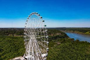 Com roda-gigante e volta de voos internacionais, Foz do Iguaçu reforça retomada do turismo