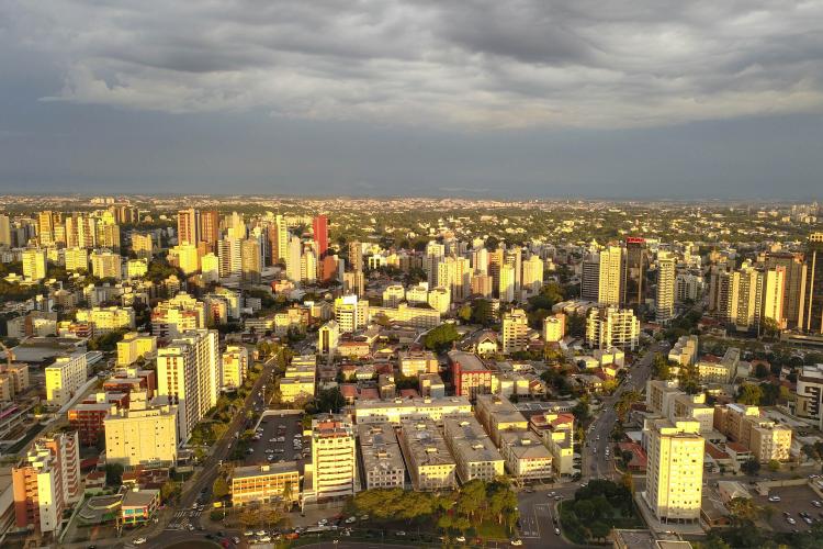 Verão chega nesta segunda-feira com tempo instável, prevê o Simepar .