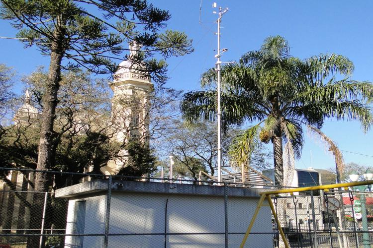 As 11 estações atualmente ativas de Monitoramento da Qualidade do Ar no Paraná indicam uma melhora em 2020 dos seus níveis, quando comparado com o ano de 2019. Os equipamentos apresentaram queda na emissão de gases poluentes na atmosfera.