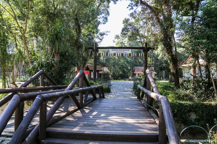 Fechamento nos finais de semana e horário reduzido durante a semana são algumas medidas adotadas pelo IAT, conforme determinações dos governos estadual e municipais. A medida atende o objetivo de conter a disseminação do coronavírus. - Na foto, Bosque Papa João Paulo II no Centro Cívico em Curitiba. Curitiba, 19/03/2021