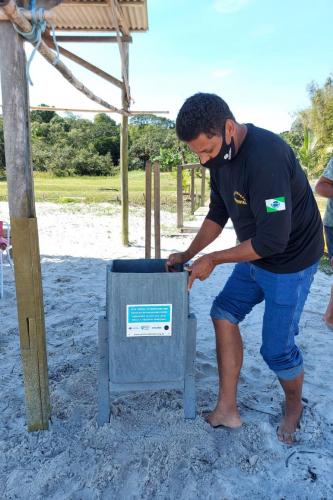 Em ações ambientais promovidas pelo Instituto Água e Terra (IAT) e a ONG Eco Local Brasil, resíduos sólidos retirados de áreas pouco habitadas na Ilha do Mel, no Litoral do Estado, foram transformados em lixeiras, evitando o descarte de materiais que iriam para aterros sanitários. Duas lixeiras foram instaladas nas bases do IAT e outras cinco na comunidade da Ponta Oeste. - Foto: Sedest/IAT