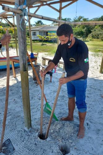 Em ações ambientais promovidas pelo Instituto Água e Terra (IAT) e a ONG Eco Local Brasil, resíduos sólidos retirados de áreas pouco habitadas na Ilha do Mel, no Litoral do Estado, foram transformados em lixeiras, evitando o descarte de materiais que iriam para aterros sanitários. Duas lixeiras foram instaladas nas bases do IAT e outras cinco na comunidade da Ponta Oeste. - Foto: Sedest/IAT