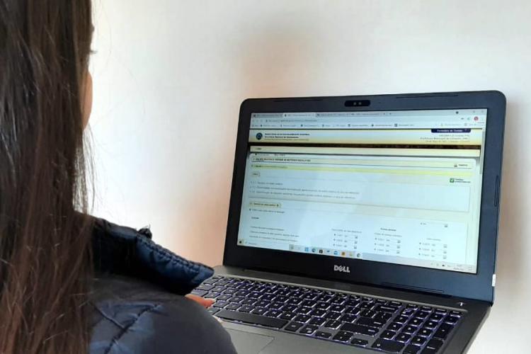 Tatiane Martins Soares Ribeiro, coordenadora de conservação e limpeza pública do município de Colombo, preenchendo os dados no cadastro. - Foto: SEDEST/IAT