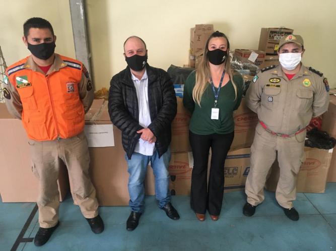 Famílias carentes de Guarapuava receberam, nesta quinta-feira (15), a doação de cobertores, calçados e peças de roupas arrecadados na ação solidária realizada pelo Escritório Regional do Instituto Água e Terra (IAT), que distribuiu 1.500 mudas de árvores frutíferas nativas em troca das doações. - curitiba, 15/07/2021 - Foto: SEDEST/IAT